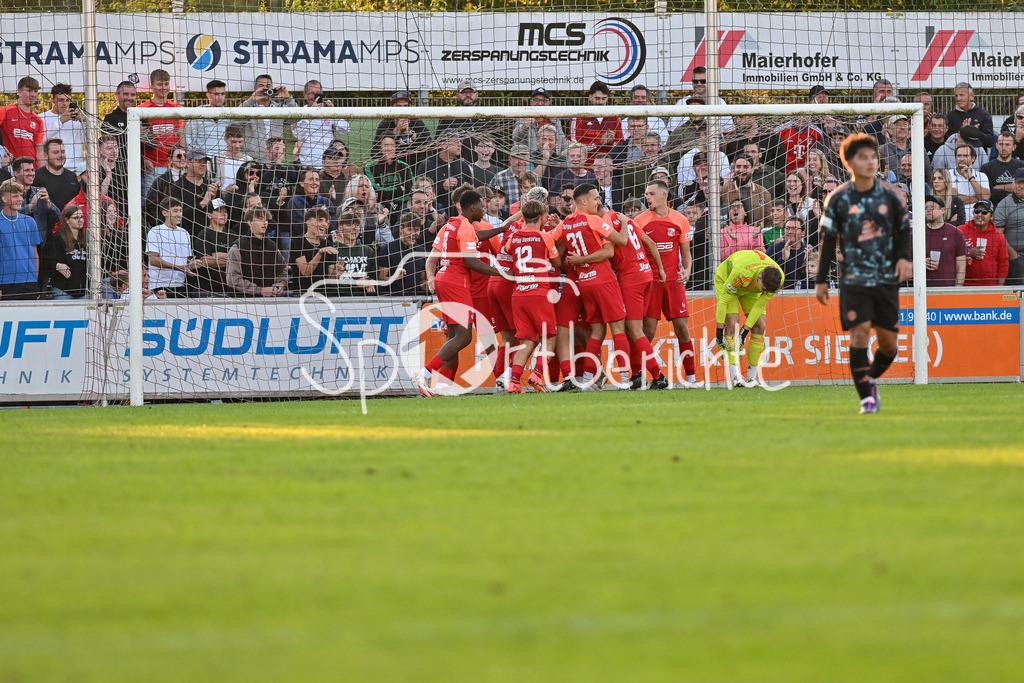 SpVgg Hankofen-Hailing - FC Bayern Amateure | Jubel der Hausherren nach dem Treffer zum 2-0 durch Tobias LERMER (Spvgg #22) / Freude / Happy / Tor / Torschuetze / Regionalliga Bayern: SpVgg Hankofen-Hailing - FC Bayern München II, Maierhofer-Bau Stadion am 20.09.2024