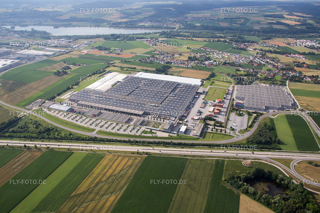 Gebäude und Produktionshallen auf dem Werksgelände des BMW Werks | Luftbild: Gebäude und Produktionshallen auf dem Werksgelände des BMW Werks im Ortsteil Höfen in Dingolfing im Bundesland Bayern in Deutschland. Foto: IMG_090518.jpg vom 02.07.2016 durch Werner Riehm/FLY-FOTO.de - Realisiert mit Pictrs.com