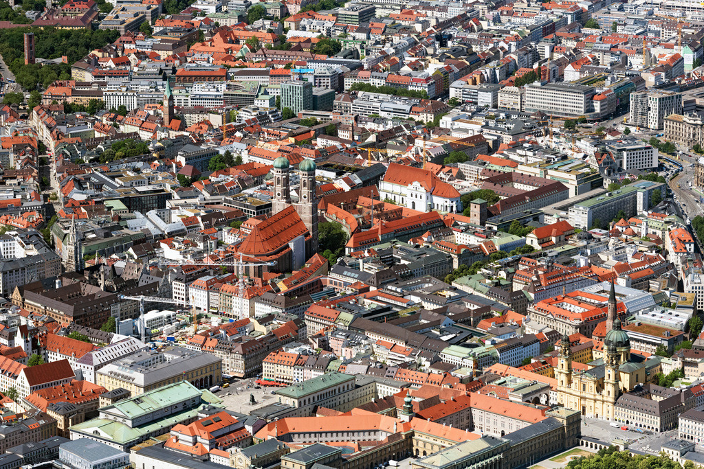 dr__0202593.jpg | MüNCHEN 29.06.2023 Altstadtbereich und Innenstadtzentrum am Marienplatz in München im Bundesland Bayern, Deutschland. Weiterführende Informationen bei: Metropolitanpfarrei Zu Unserer Lieben Frau. // Old Town area and city center on place Marienplatz in Munich in the state Bavaria, Germany. Further information at: Metropolitanpfarrei Zu Unserer Lieben Frau. Foto: Daniel Reiter
