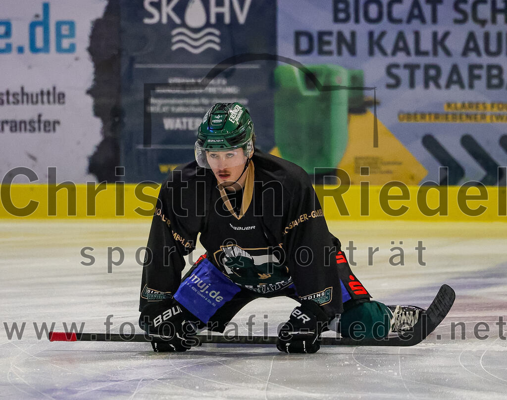 2025-11-30_014_TSV_Erding_gegen_EC_Peiting | Erding, Deutschland, 30.11.2025:Eishockey, Oberliga Süd 2025 / 2026, 22. Spieltag, TSV Erding gegen EC Peiting, Endergebnis: 5:1Erik Modlmayr (Erding Gladiators, #21)Foto: Christian Riedel / fotografie-riedel.net