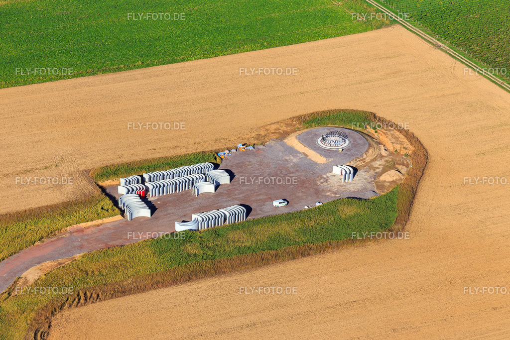 Repowering Windpark Minfeld.  JUWI ersetzt vier Altanlagen (GE 1.5) aus 2004 durch zwei neue, modernen Anlagen vom Typ Vestas V162 mit je sechs Megawatt. https://windpark.juwi.de/minfeld | Luftbild: Repowering Windpark Minfeld.  JUWI ersetzt vier Altanlagen (GE 1.5) aus 2004 durch zwei neue, modernen Anlagen vom Typ Vestas V162 mit je sechs Megawatt. https://windpark.juwi.de/minfeld in Minfeld im Bundesland Rheinland-Pfalz in Deutschland. Foto: IMG_149893.jpg vom 18.09.2025 durch Werner Riehm/FLY-FOTO.de - Realisiert mit Pictrs.com