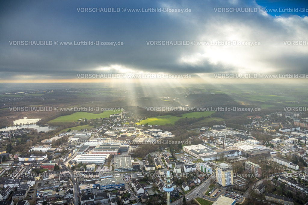 Velbert251201118 | , Luftbild, dunkle Wolken und dramatisches Wetter mit Sonnenstrahlen im Gegenlicht über der Landschaft am Kalksteinbruch Rützkausen, Halde Grube Josephine, Velbert, Bergisches Land, Nordrhein-Westfalen, Deutschland
