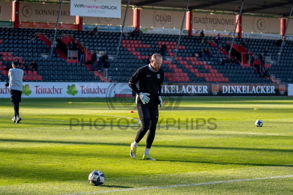 SG Sonnenhof Großaspach vs. SGV Freiberg, Fussball, Regionalliga Suedwest, 30. Spieltag, 22.04.2026 | Maximilian Reule (SG Sonnenhof Großaspach, #01),SG Sonnenhof Großaspach vs. SGV Freiberg, Fussball, Regionalliga Suedwest, 30. Spieltag, 22.04.2026