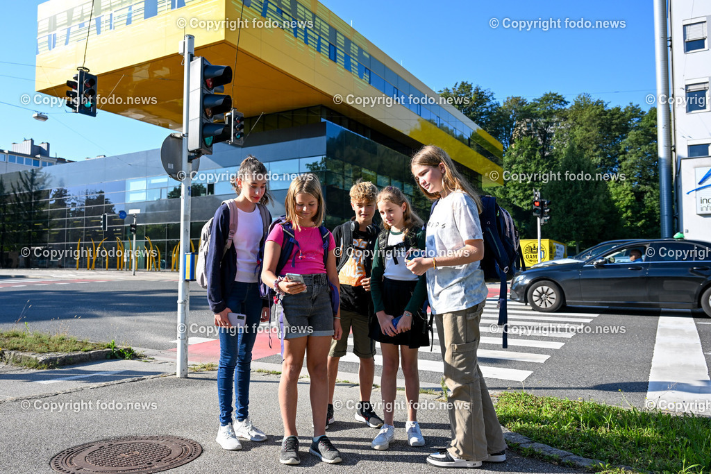 Pressegespraech OEAMTC Ooe und Polizei Ooe_ 05.09.2023_-8 | 05.09.2023, OEAMTC Linz, AUT, Pressegespraech OEAMTC Ooe und Polizei Ooe, Gefahr auf dem Schulweg im Bild Schueler und Schuelerinnen am Schulweg mit Handy, Smartphone, Kopfhoerer und Co