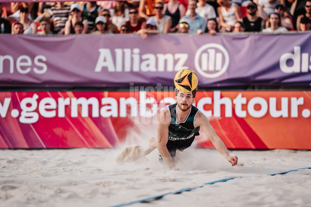 Beachvolleyball | Männer | Allianz German Beach Tour 2025 | Tourstop Bremen | 14.06.2025 | Luis Henrichs springt zum Ball