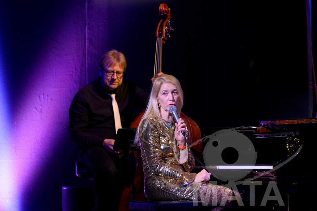 _DWA7734 | Norbert Meyer-Venus (Kontrabass) und Hildegard Pohl (Piano)  bei der Eröffnung der 28. Film Festival Türkei Deutschland  am 08.3.2024  in Nürnberg - Realisiert mit Pictrs.com