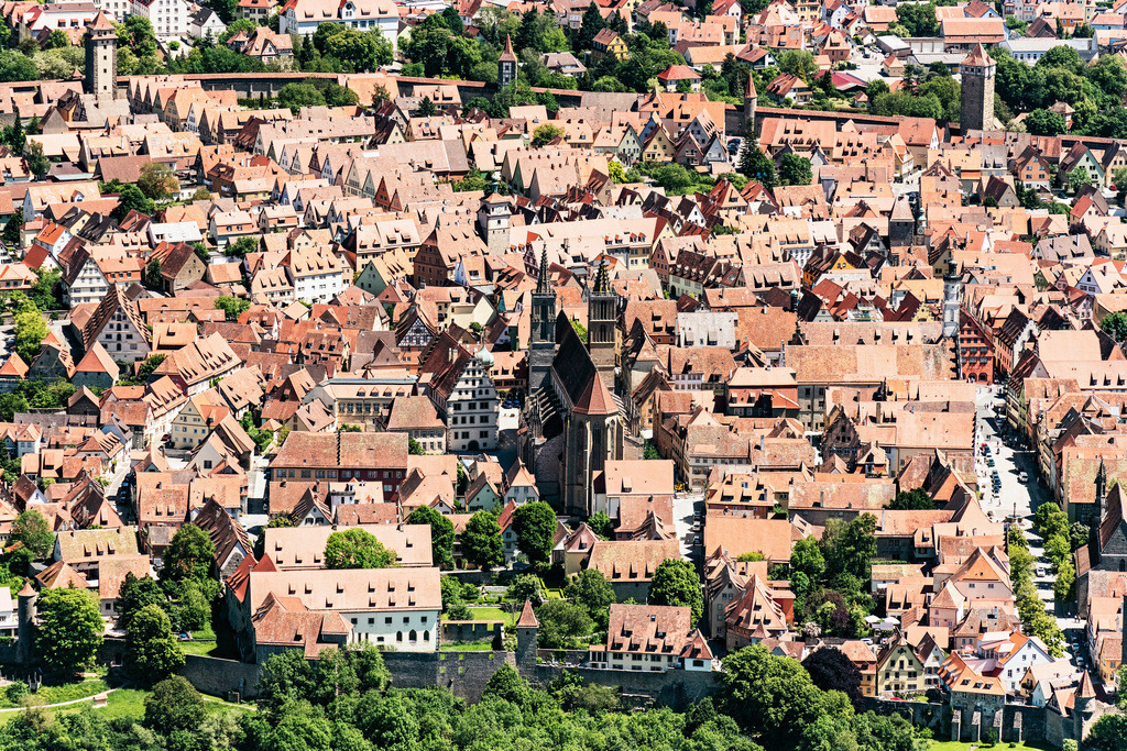 dr__0029736.jpg | ROTHENBURG OB DER TAUBER 02.06.2019 Altstadtbereich und Innenstadtzentrum in Rothenburg ob der Tauber im Bundesland Bayern, Deutschland. // Old Town area and city center in Rothenburg ob der Tauber in the state Bavaria, Germany. Foto: Daniel Reiter