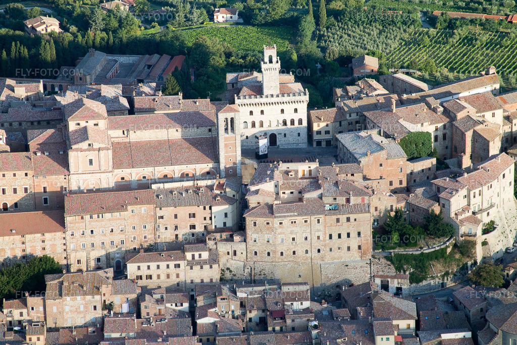 Aerial view: View of the town in Montepulciano in the state Siena, Italy.Photo: IMG_43401.jpg taken on 07/25/2011 by Werner Riehm/FLY-FOTO.comResolution of the original: 4272 x 2848 px