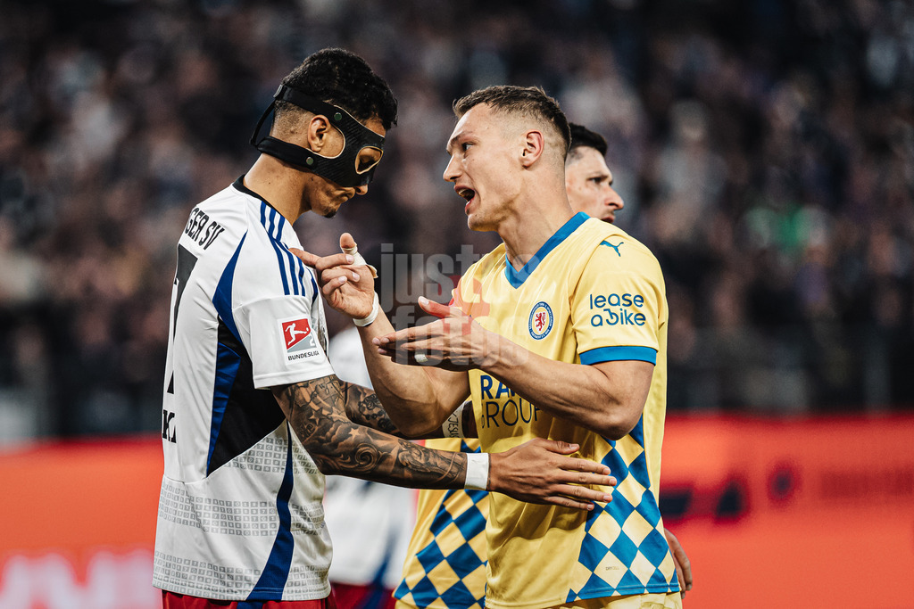 Fußball | Männer | Saison 2024/2025 | 2. Fußball-Bundesliga | 29. Spieltag | Hamburger SV vs. Eintracht Braunschweig | 11.04.2025 | v.l. Davie Selke (#27, HSV) und Sven Köhler (#27, Eintracht Braunschweig) im Gespräch