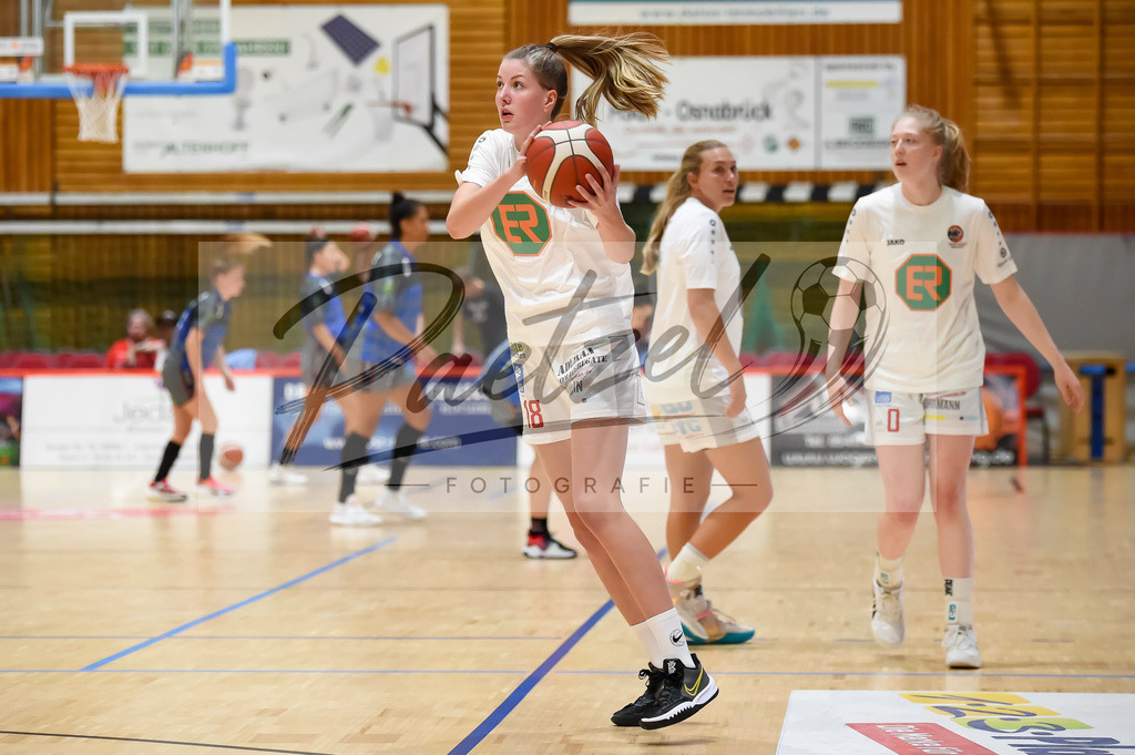 PANNOE20211010_002 | Basketball, Frauen: Merit Brennecke (GiroLive-Panthers Osnabrueck) in Aktion, am Ball, Einzelaktion beim Spiel der Toyota DBBL zwischen GiroLive-Panthers Osnabrueck und Eigner Angels Noerdlingen im datos – home of the panthers am 10.10.2021 in Osnabrueck, Deutschland. - Realisiert mit Pictrs.com