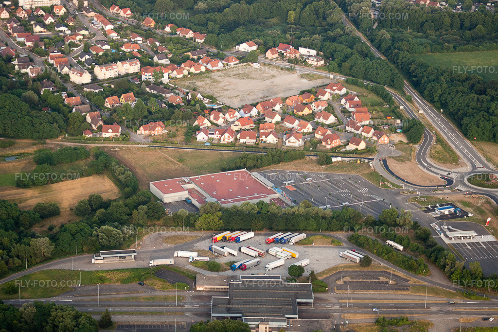 Aerial view: Old border crossing B9/A35 in Lauterbourg in the state Bas-Rhin, France. – Photo: IMG_30647.jpg taken on 07/09/2010 by Werner Riehm/FLY-FOTO.com – Resolution of the original: 4553 x 3035 px