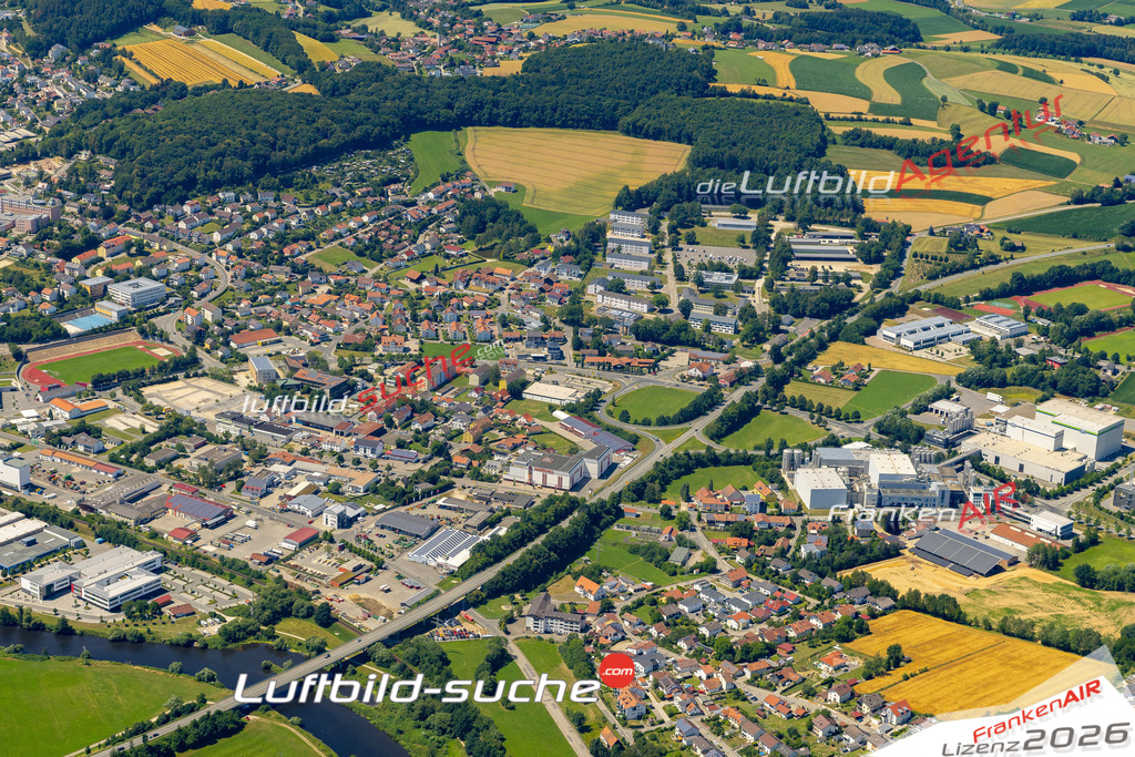 Das Luftbild der Stadt Cham wurde 2022 vom Flugzeug heraus erstellt (keine Drohnen-Aufnahmen) Aufnahmehöhe ca.450 Meter- hohe Bildauflösung und Druck-Qualität. Garantiert!