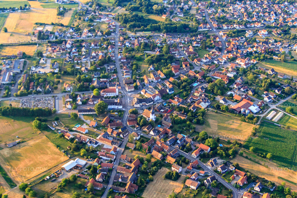 Aerial view: View of the town from the northeast in Sessenheim in the state Bas-Rhin, France. – Photo: IMG_68015.jpg taken on 06/19/2014 by Werner Riehm/FLY-FOTO.com – Resolution of the original: 4446 x 2964 px