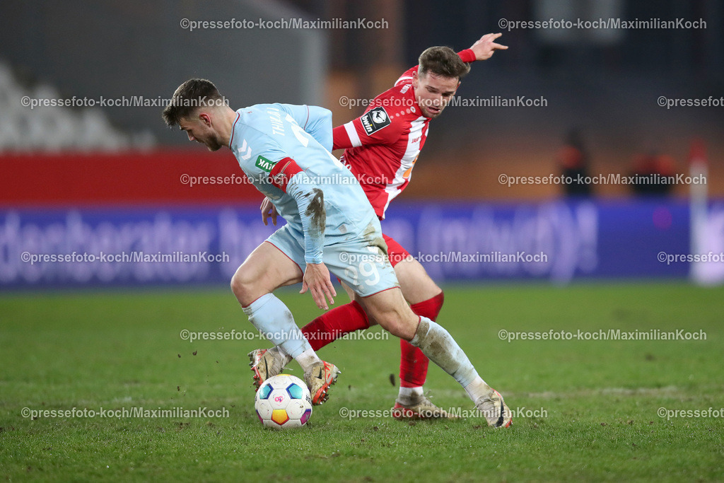RWE06012402175 | 06.01.2024, Essen, Fußball, Herren, Stadion an der Hafenstraße, Testspiel, Rot-Weiss Essen – 1. FC Köln:  Jan Thielmann (1.FC Köln) gegen Nils Kaiser (Rot-Weiss Essen). 
DFB regulations prohibit any use of photographs as image sequences and or quasi-video.