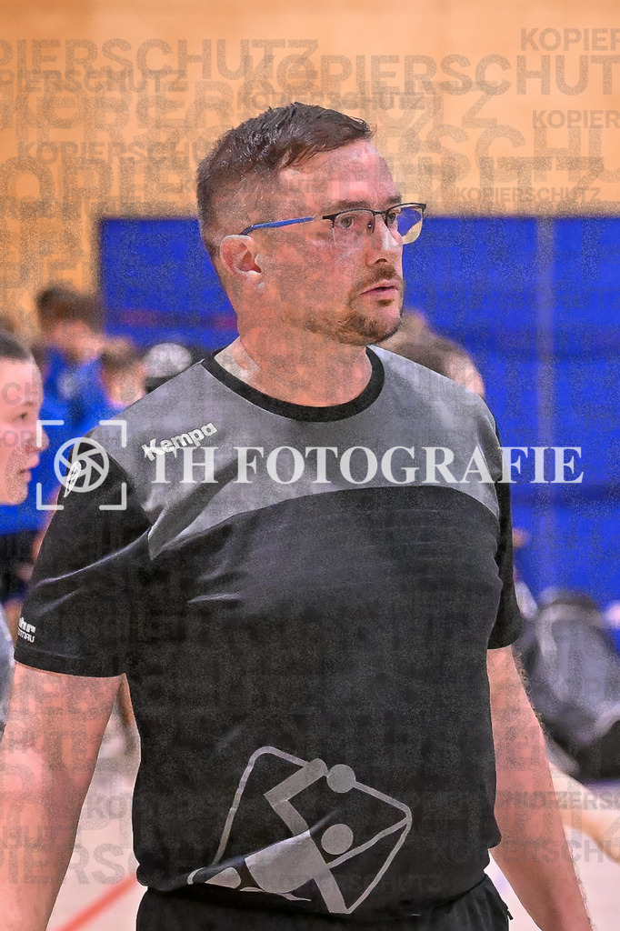 GER, SG Maulburg/Steinen - HB Kinzigtal, Handball, Suedbadenliga, 22. Spieltag, Saison 2023/2024, 27.04.2024 | Karsten Haas (SG Maulburg Steinen, Trainer)

GER, SG Maulburg/Steinen - HB Kinzigtal, Handball, Suedbadenliga, 22. Spieltag, Saison 2023/2024, 27.04.2024

Foto: TH Fotografie/Thomas Hess
