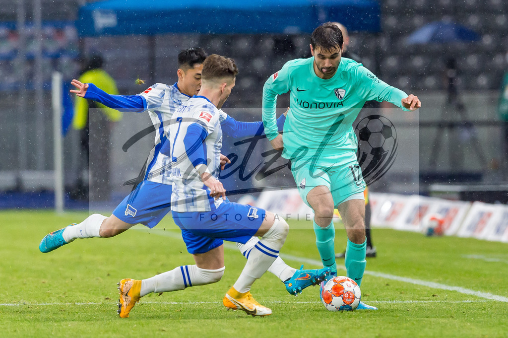 HERBOC20220204_047 | Fussball, Herren: Dong-jun Lee (Hertha BSC), Peter Pekarik (Hertha BSC) und Gerrit Holtmann (VfL Bochum) im Zweikampf bei dem Spiel der 1. Bundesliga zwischen Hertha BSC und VfL Bochum im Olypiastadion am 04.02.2022 in Berlin, Deutschland.DFB / DFL REGULATIONS PROHIBIT ANY USE OF PHOTOGRAPHS AS IMAGE SEQUENCES AND/OR QUASI-VIDEO. - Realisiert mit Pictrs.com