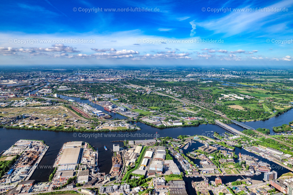 Hamburg_Wilhelmsburg_Hohe_Schaar_ELS_9755070524 | HAMBURG 07.05.2024 Mineralöl - Hochtanklager des Shell Technology Centre Hamburg an der Süderelbe hinter dem Logistikzentrum von DB Schenker in Hamburg, Deutschland. Weiterführende Informationen bei: Nynas GmbH &amp; Co KG,  Schenker Deutschland AG,  Shell Deutschland Oil GmbH. // Mineral oil - tanks of Shell Technology Centre Hamburg on the sourthern Elbe in Hamburg, Germany. Further information at: Nynas GmbH &amp; Co KG,  Schenker Deutschland AG,  Shell Deutschland Oil GmbH. Foto: Martin Elsen