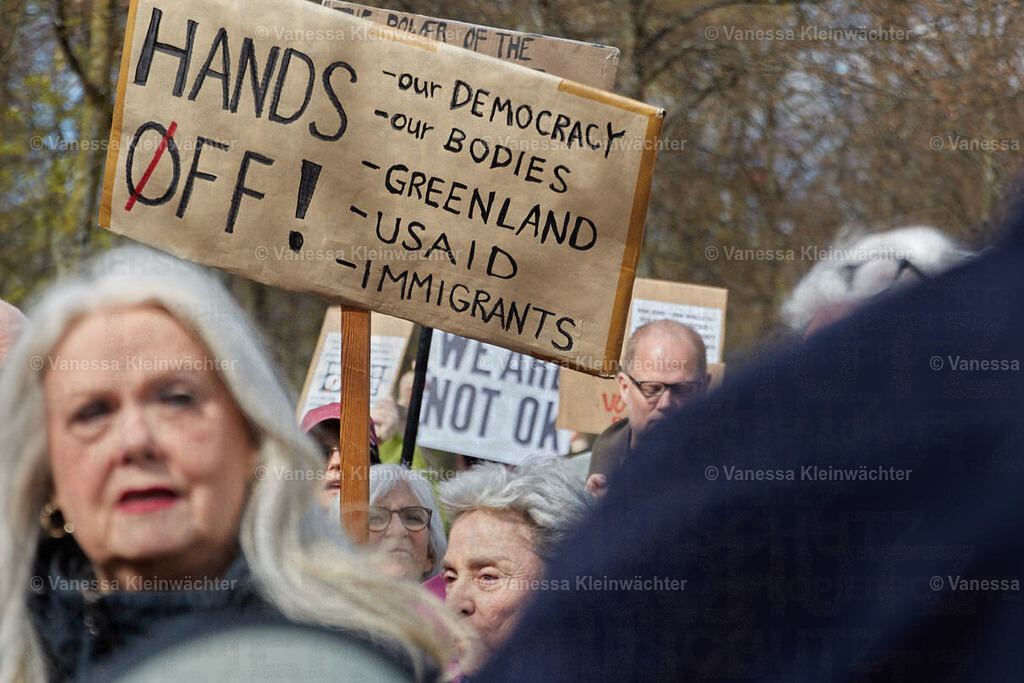 Hands Off: Democrats abroad für die Demokratie in den USA, 05.04.2025 | "Hands Off": Democrats Abroad rally in front of the embassy of the USA in Berlin, Germany, against funding cuts, queermisia and facism. - Realisiert mit Pictrs.com