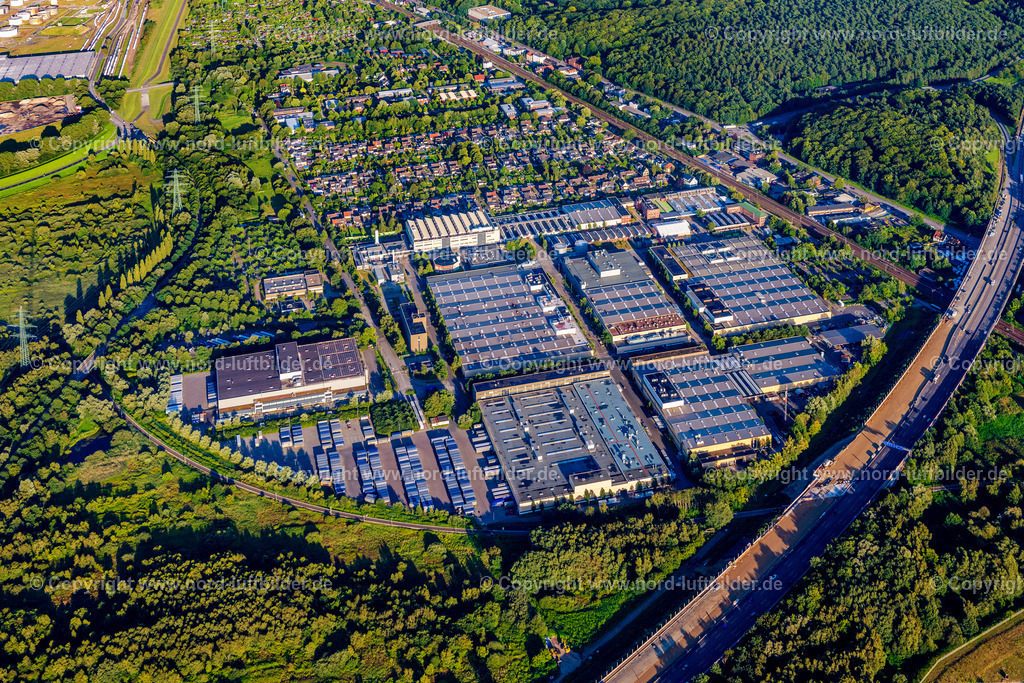 Hamburg_Heimfeld_Mercedes_ELS_2910090823 | HAMBURG 09.08.2023 Gebäude und Produktionshallen auf dem Werksgelände der Daimler AG an der Mercedesstraße im Ortsteil Heimfeld in Hamburg, Deutschland. Weiterführende Informationen bei: Daimler AG. // Building and production halls on the premises of Daimler AG on Mercedesstrasse in the district Heimfeld in Hamburg, Germany. Further information at: Daimler AG. Foto: Martin Elsen