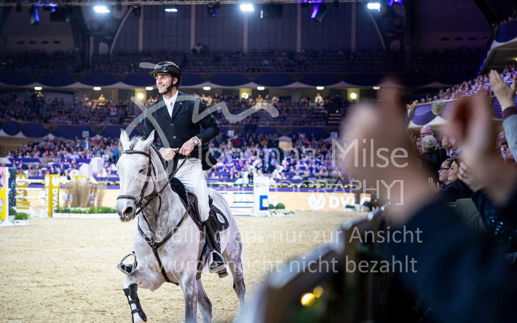 251221_IFRF_Jumping_GP-131 | Deine schönsten Turniermomente als professionelle Fotos! Entdecke hochwertige Pferdesport-Fotografie im Online-Shop. Jetzt Fotos finden & bestellen!