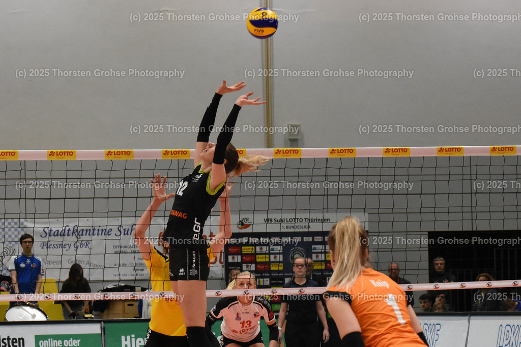 VBL VFB SUHL vs. LADIES IN BLACK AACHEN | Aachen in SCHWARZ gegen Suhl in GELB; VBL VFB SUHL vs. LADIES IN BLACK AACHEN, Volleyball-Bundesliga Frauen am 03.02.2018 in der Multihalle in Meiningen, (Deutschland) - Realisiert mit Pictrs.com