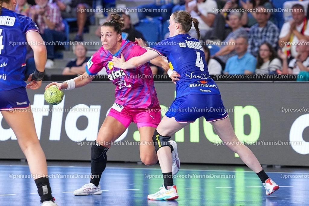 xydrx21092501054 | 21.09.2025, xydrx, Handball, Frauen Länderspiel, Deutschland - Niederlande, YAILA Arena: Emily Vogel (GER #20) im Zweikampf gegen Alieke van Maurik (NED #4)