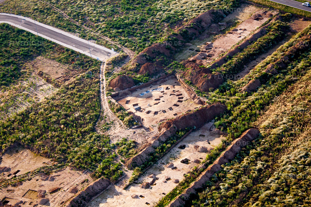 Luftbild: Steinzeitliche Ausgrabungen am Gewerbegebiet West (Pfalz) in Herxheim bei Landau im Bundesland Rheinland-Pfalz in Deutschland. Foto: IMG_70222.jpg vom 19.07.2014 durch Werner Riehm/FLY-FOTO.de