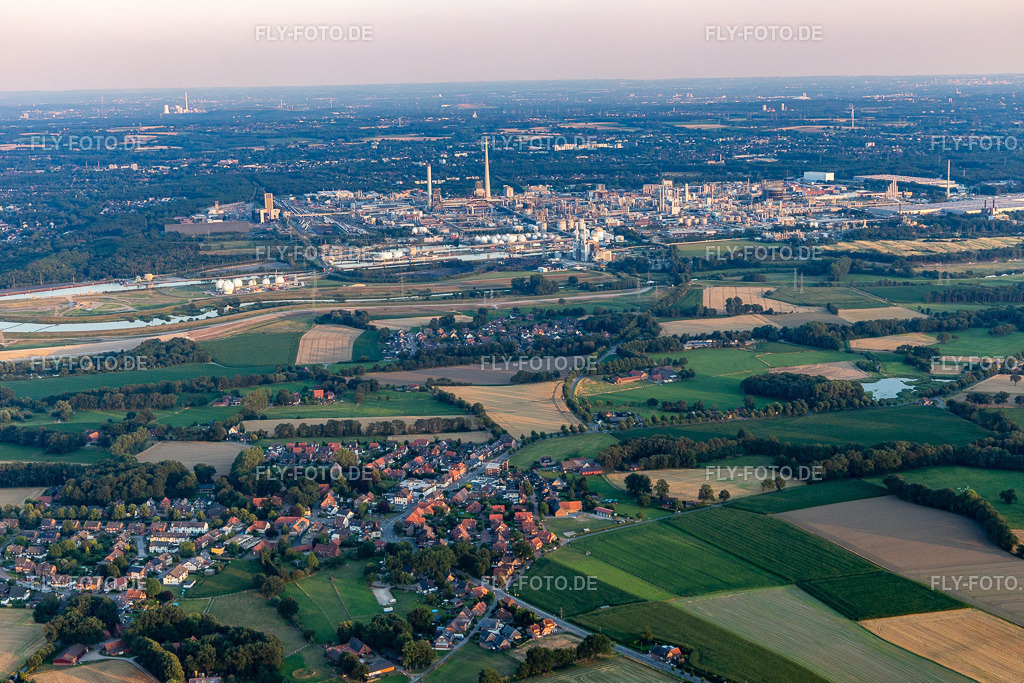 Ortsansicht am Rande von landwirtschaftlichen Feldern und Nutzflächen in Lippramsdorf | Luftbild: Ortsansicht am Rande von landwirtschaftlichen Feldern und Nutzflächen in Lippramsdorf im Ortsteil Lippramsdorf in Haltern im Bundesland Nordrhein-Westfalen in Deutschland. Foto: IMG_008125.jpg vom 13.07.2020 durch Werner Riehm/FLY-FOTO.de - Realisiert mit Pictrs.com