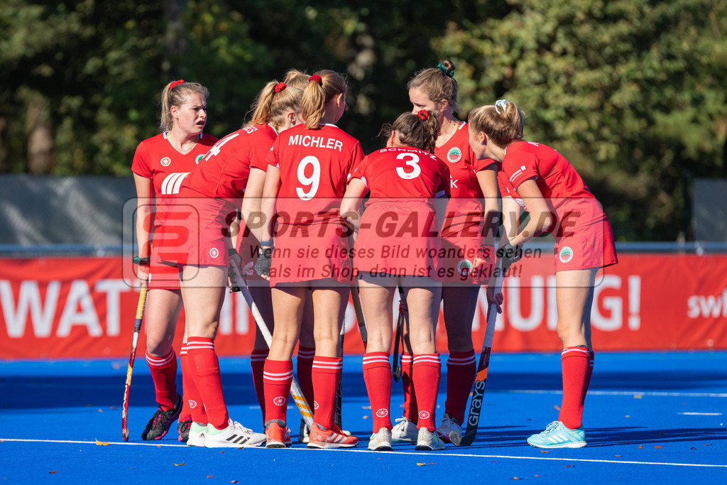 HK_20221009_100672 | 2. Bundesliga Damen Crefelder HTC - Hannover 78 am 9.10.2022 Crefelder HTC, Krefeld , Michler Lotta ( Crefelder HTC #9 ) , Laura Schmitz ( Crefelder HTC #3 ) , Küskes Anna ( Crefelder HTC #44 )