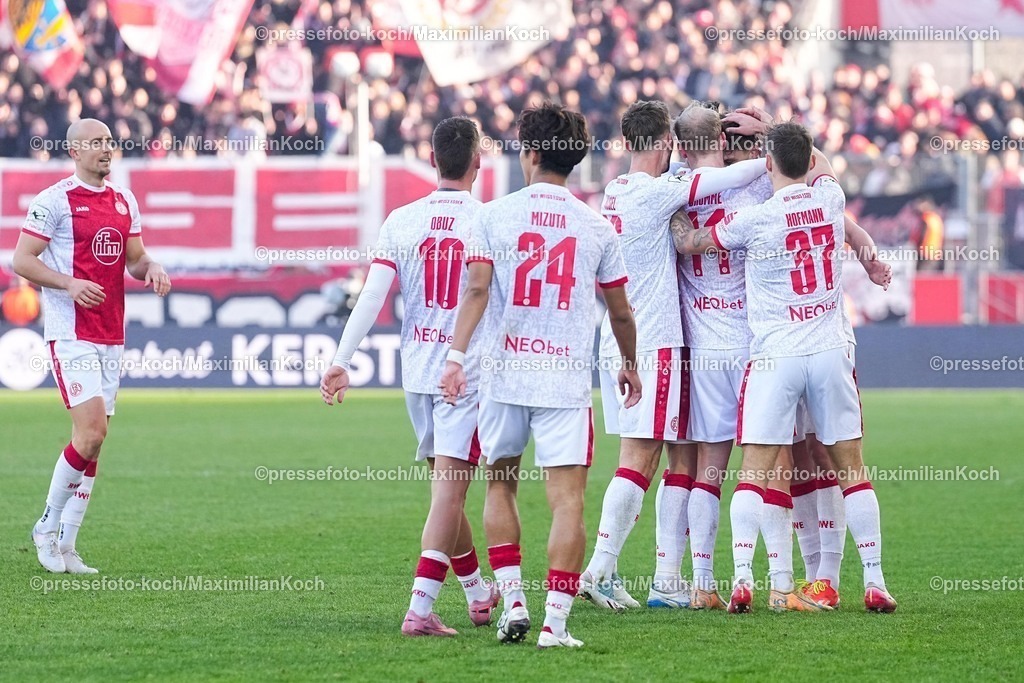 xYDRx24012601050 | 24.01.2026, xydrx, Fußball, 3.Liga, Rot-Weiss Essen - TSV Havelse, Saison 2025 2026, Stadion an der Hafenstraße: Torjubel nach dem Tor zum 2:0 für Rot-Weiss Essen durch Torschütze Marek Janssen (Rot-Weiss Essen #20) zusammen mit Lucas Brumme (Rot-Weiss Essen #14) und Jannik Hofmann (Rot-Weiss Essen #37) Marvin Obuz (Rot-Weiss Essen #10) Kaito Mizuta (Rot-Weiss Essen #24)     DFB regulations prohibit any use of photographs as image sequences and or quasi-video. Photo: xYannisxDreimannxPressefotoKochx