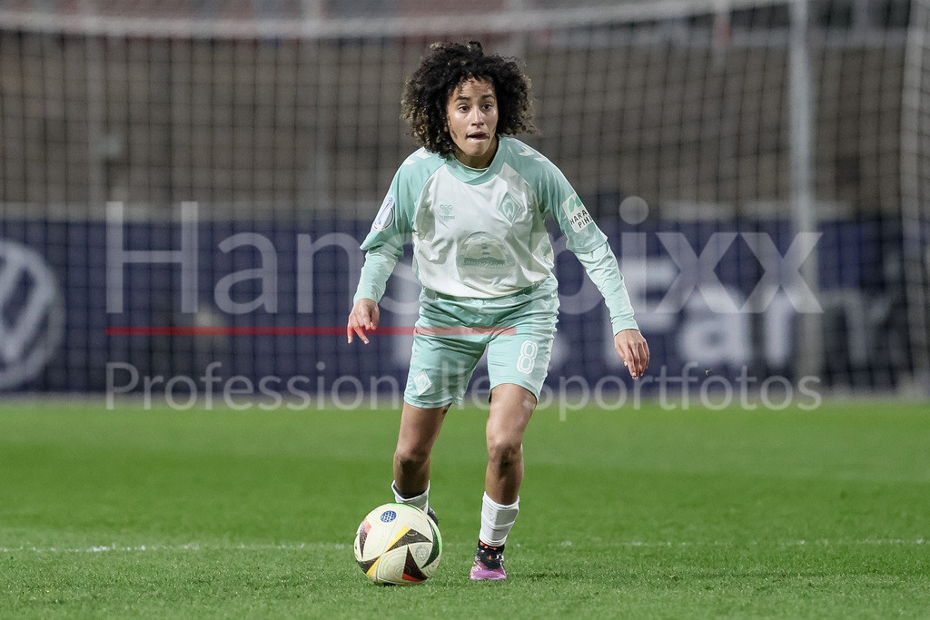 Fussball, DFB-Pokal Frauen, Bayer 04 Leverkusen - SV Werder Bremen | v.li.: Amira Arfaoui (SV Werder Bremen, 8) am Ball, Freisteller, Einzelbild, Ganzkörper, Aktion, Action, Spielszene, DIE DFB-RICHTLINIEN UNTERSAGEN JEGLICHE NUTZUNG VON FOTOS ALS SEQUENZBILDER UND/ODER VIDEOÄHNLICHE FOTOSTRECKEN. DFB REGULATIONS PROHIBIT ANY USE OF PHOTOGRAPHS AS IMAGE SEQUENCES AND/OR QUASI-VIDEO.