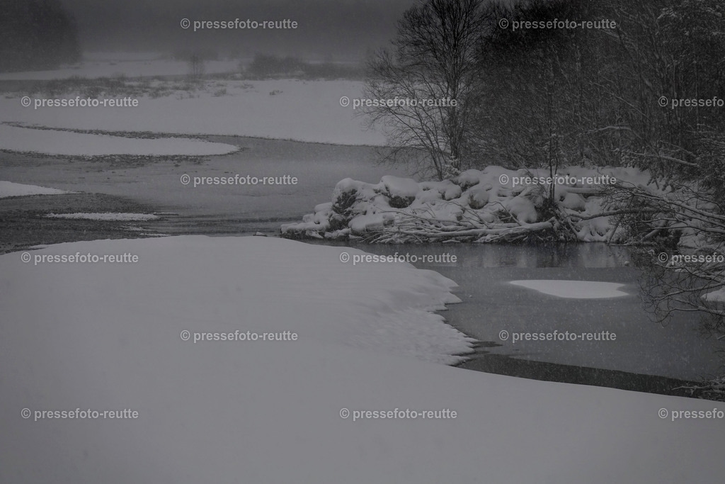 welltvi-Lechfluss-Winter_05Jan2019-Weissenbach_DSC1257 | Info aus dem Bezirk Reutte/Ausserfern Tirol sowie eine umfangreiche Bilddatenbank über die gesamte Region: Lechtal, Talkessel Reutte, Tannheimertal, Zwischentoren. Lech, Plansee, Zugspitze, Grenztunnel, B179, Fernpassstraße, Verkehr, Lawinen, Tradition, - Realisiert mit Pictrs.com