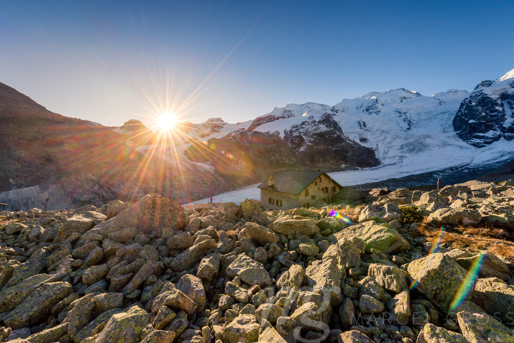 Sonnenaufgang über der Bovalhütte und Morteratschgletscher, Graubünden, Schweiz | Boval Hut of the Swiss Alpine Club SAC in Val Morteratsch, Engadin, When the hut was built it was standing right next to the Moreratsch Glacier. Nowadays is standing high above. - Realisiert mit Pictrs.com