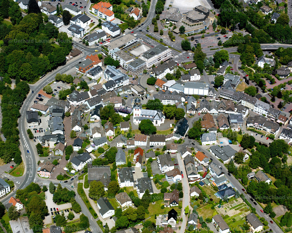 2632303 | MEINERZHAGEN 25.08.2016 Ortsansicht der Straßen und Häuser der Wohngebiete im Bereich Kirchplatz in Meinerzhagen im Bundesland Nordrhein-Westfalen, Deutschland. // Town view of the streets and houses of the residential areas in the Kirchplatz area in Meinerzhagen in the state North Rhine-Westphalia, Germany. Foto: Gerhard Launer