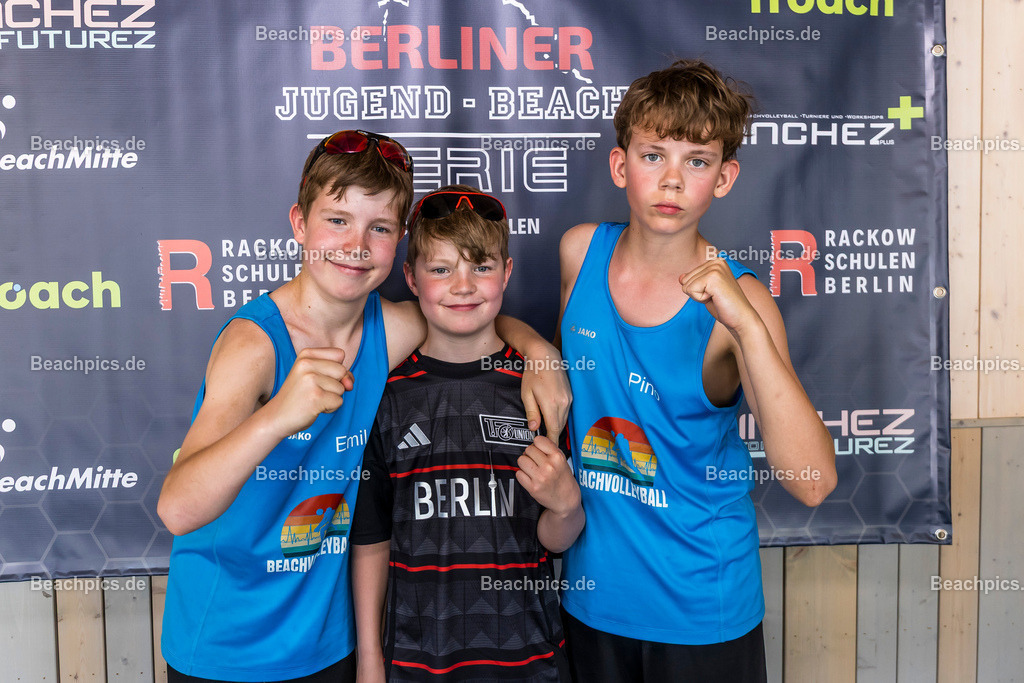 2025-200076225-Jugend-Beach-Serie-Fotobox | Pinar Atalay, Bundeskanzler Friedrich Merz 31.05.2025; Berlin Foto: Gerold Rebsch - www.beachpics.de