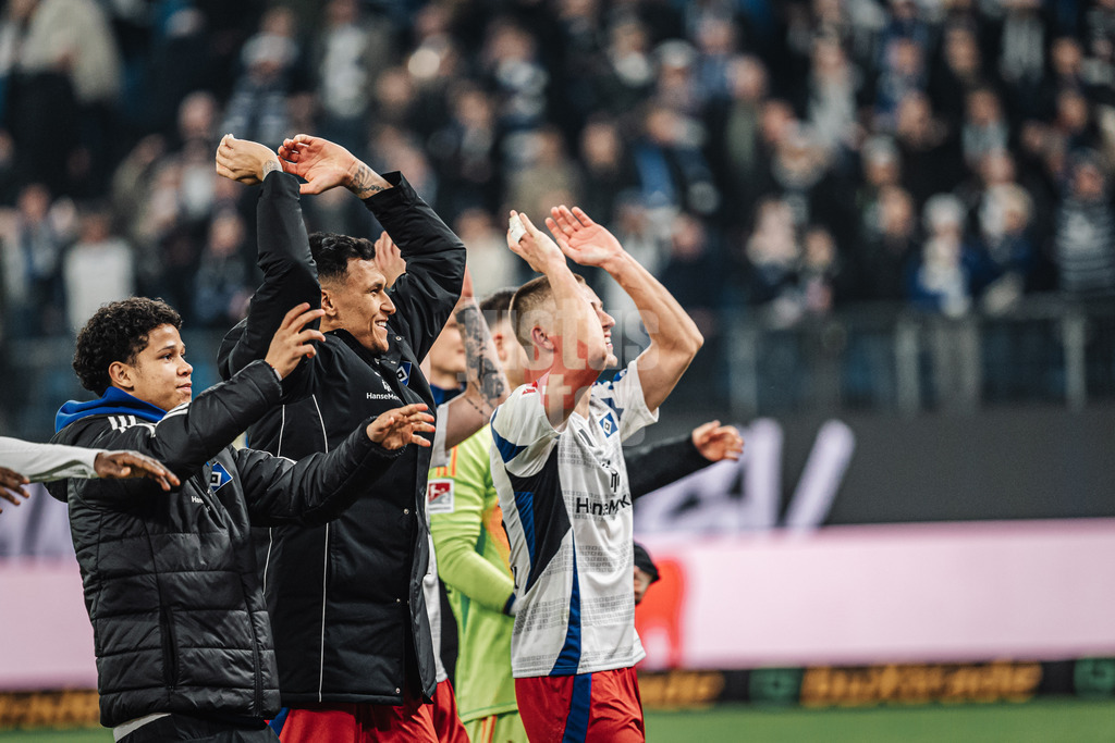 Fußball | Männer | Saison 2024/2025 | 2. Fußball-Bundesliga | 25. Spieltag | Hamburger SV vs. Fortuna Düsseldorf | 08.03.2025 | Davie Selke (#27, HSV) mitte Laola mit den Fans nach dem Sieg