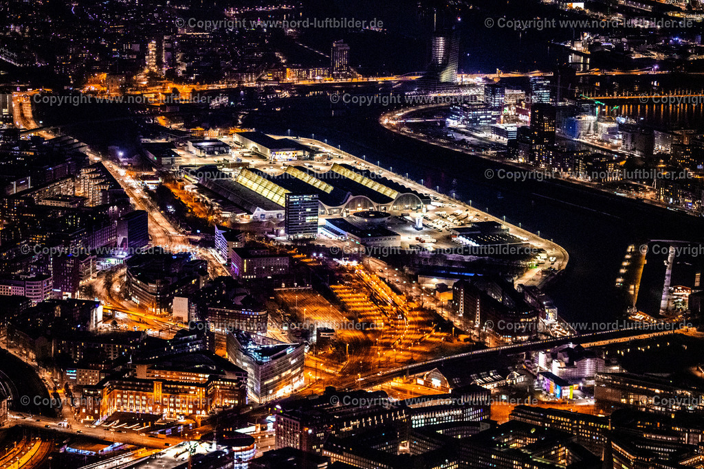 Hamburg_Grossmarkt_Nachtaufnahme_ELS_7196060325 | HAMBURG 06.03.2025 Nacht- Lichter und Beleuchtung Gebäude des Großhandelszentrum für Blumen , Obst und Gemüse in Hamburg, Deutschland. Weiterführende Informationen bei: Großmarkt Hamburg Verwaltungsgenossenschaft eG,  Marktgemeinschaft Blumengroßmarkt Hamburg eG. // Night lighting building of the wholesale center for flowers, fruits and vegetables in Hamburg, Germany. Further information at: Grossmarkt Hamburg Verwaltungsgenossenschaft eG,  Marktgemeinschaft Blumengrossmarkt Hamburg eG. Foto: Martin Elsen