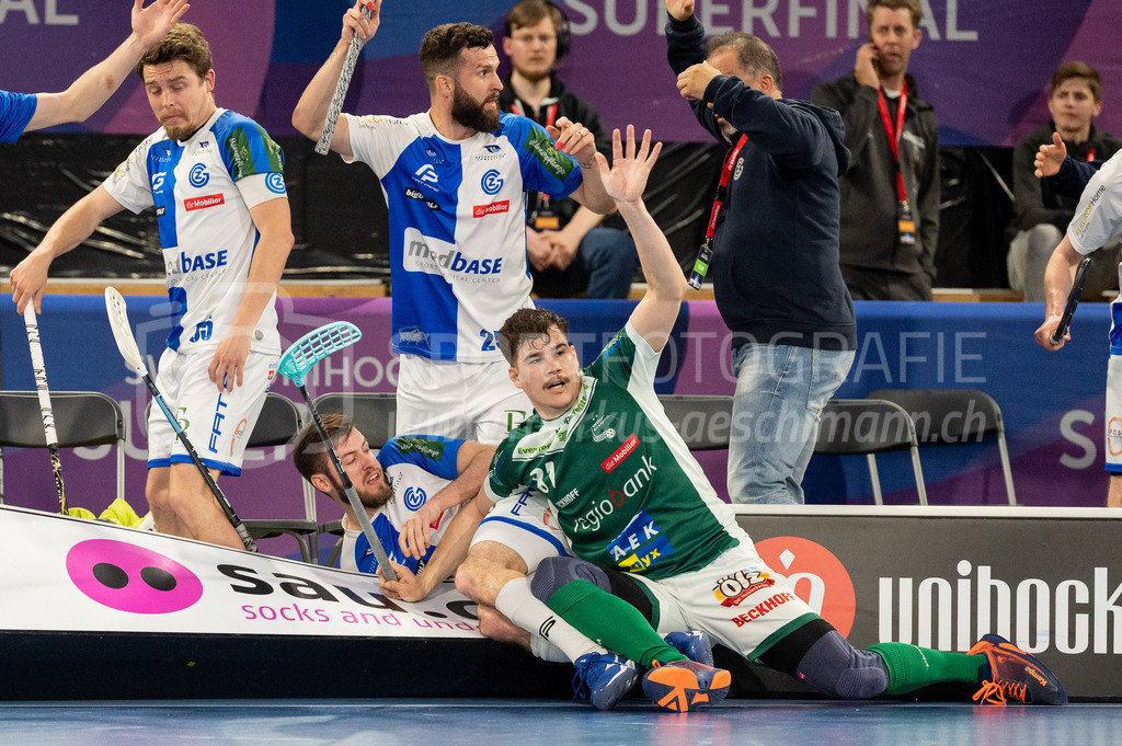 SV Wiler-Ersigen vs GC Unihockey - 23. April 2022 | SV Wiler-Ersigen vs GC Unihockey
Stimo Arena, Kloten
#14 Simon Laubscher (GC Unihockey) wird von #81 Philipp Affolter (SV Wiler-Ersigen) in die Bande gedrückt.
Bild: Sportfotografie Markus Aeschimann | www.markus-aeschimann.ch - Realisiert mit Pictrs.com