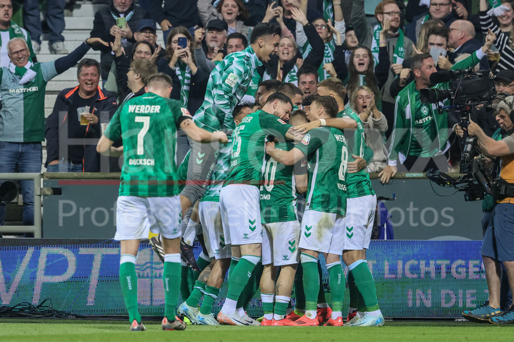 Fussball, Bundesliga, SV Werder Bremen - Bayer 04 Leverkusen | v.li.: Spieler des SV Werder Bremen mit Torjubel, Jubel, jubeln, jubelt, optimistisch, Spielszene, Highlight, Freude über das Tor zum 2:2, DIE DFL-RICHTLINIEN UNTERSAGEN JEGLICHE NUTZUNG VON FOTOS ALS SEQUENZBILDER UND/ODER VIDEOÄHNLICHE FOTOSTRECKEN. DFL REGULATIONS PROHIBIT ANY USE OF PHOTOGRAPHS AS IMAGE SEQUENCES AND/OR QUASI-VIDEO.