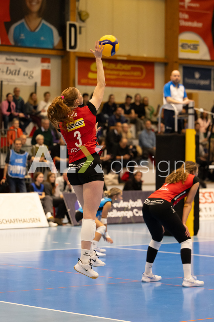 Volleyball I Frauen I Saison 2025-2026 I CEV Volleyball Challenge Cup 2026 | Women I 16th Finals I VC Kanti Schaffhausen - TJ Ostrava I 03.12.2025 | VC Kanti Schaffhausen - 3 Sydney Cole (USA) – Pass / Zuspiel - Realisiert mit Pictrs.com