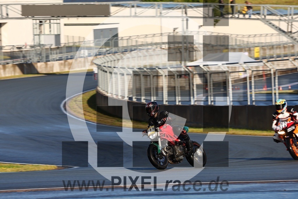 0189-20250915_00057 | Schöne Erinnerungen an spannende Momente - das festzuhalten ist unser Job. PIXELrace.de ist seit 2003 auf den Rennstrecken Europas unterwegs um die Action draußen beim Fahren und die wunderbare Stimmung imm Fahrerlager für euch einzufangen.