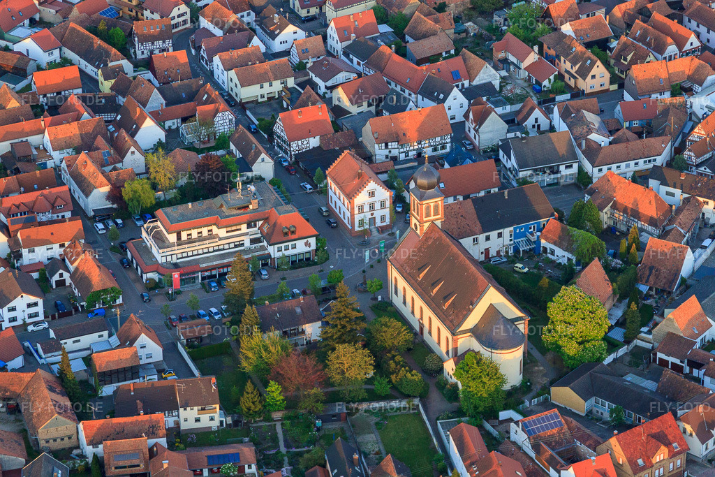 Luftbild: Kirche Hagenbach und Sparkasse Südpfalz in der Ludwigstraße in Hagenbach im Bundesland Rheinland-Pfalz in Deutschland. Foto: IMG_64469.jpg vom 17.04.2014 durch Werner Riehm/FLY-FOTO.deSparkasse Südpfalz