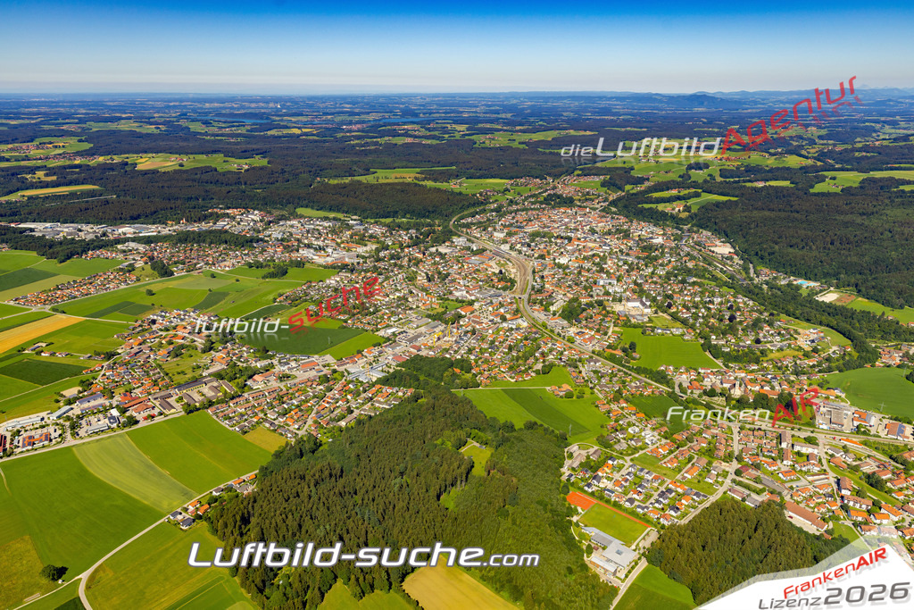 Aktuelles Luftbild von  Traunstein - Die Luftaufnahme wurde 2022 mittels UL-Flugzeug erstellt ( keine Drohne ) - hochauflösende Kamera-Systeme von  Canon -Beste Qualität - Für grossformatige Ausdrucke geeignet. Die Geschenkidee !