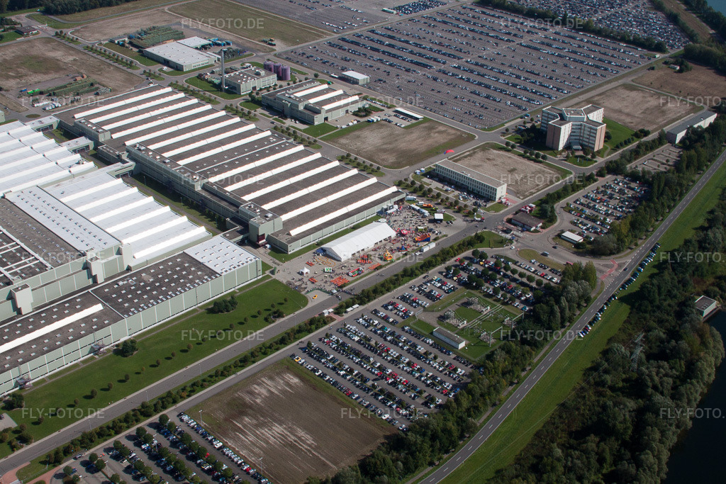 Luftbild: Gebäudekomplex und Gelände des Logistikzentrums Daimler AG Global Logistic Center auf der Insel Grün in Germersheim im Bundesland Rheinland-Pfalz in Deutschland. Foto: IMG_33979.jpg vom 19.09.2010 durch Werner Riehm/FLY-FOTO.de