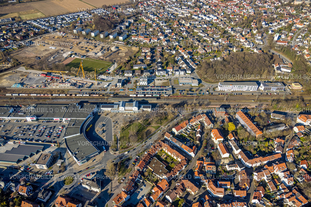 Soest250306628 | Luftbild, Bahnhof Hbf Soest, Baugebiet Teinenkamp, Reihenhäuser, Sportplatz Jahnplatz des TuS-Jahn Soest e.V., Neubau Wohngebiet Bergenring, Baustelle für die VHS, das DiLAS und das Kundenzentrum der Stadtwerke, Soest, Soester Börde, Nordrhein-Westfalen, Deutschland