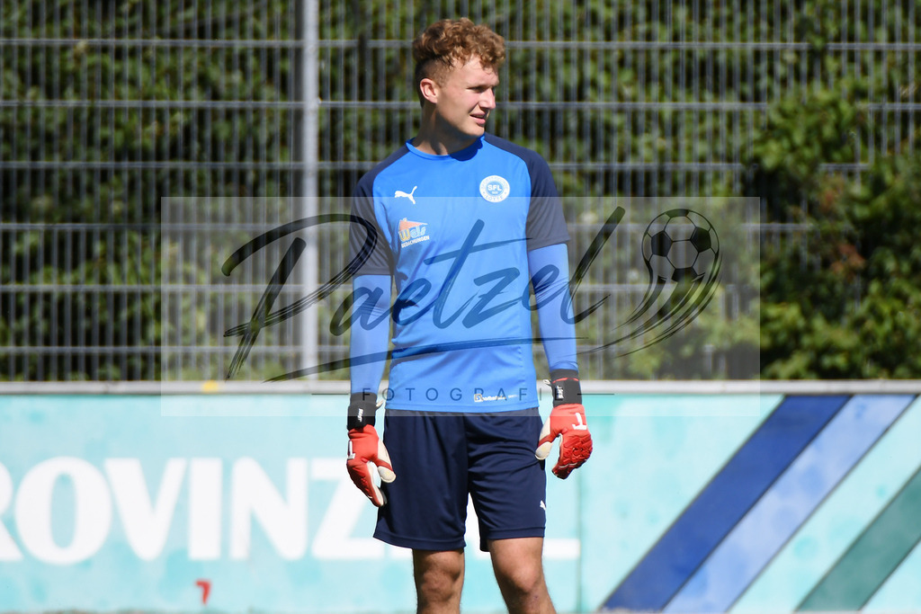 TRASFL20200713_0029 | Fussball, Herren: Testspieler Tom Planitz schaut bei der Trainingseinheit von SF Lotte im Sportpark am Lotter Kreuz am 13.07.2020 in Lotte, Deutschland. - Realisiert mit Pictrs.com