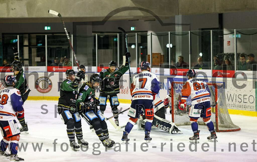 2022-10-23_092_TSV_Erding_gegen_ESC_Kempten | Erding, Deutschland, 23.10.2022:
Eishockey, Bayernliga 2022 / 2023, 7. Spieltag, TSV Erding gegen ESC Kempten, Endergebnis: 

Sebastian Koberger (ESC Kempten, #7), Torwart David Blaschta (ESC Kempten, #1), Dan Przybyla (ESC Kempten, #81)

Foto: Christian Riedel / fotografie-riedel.net