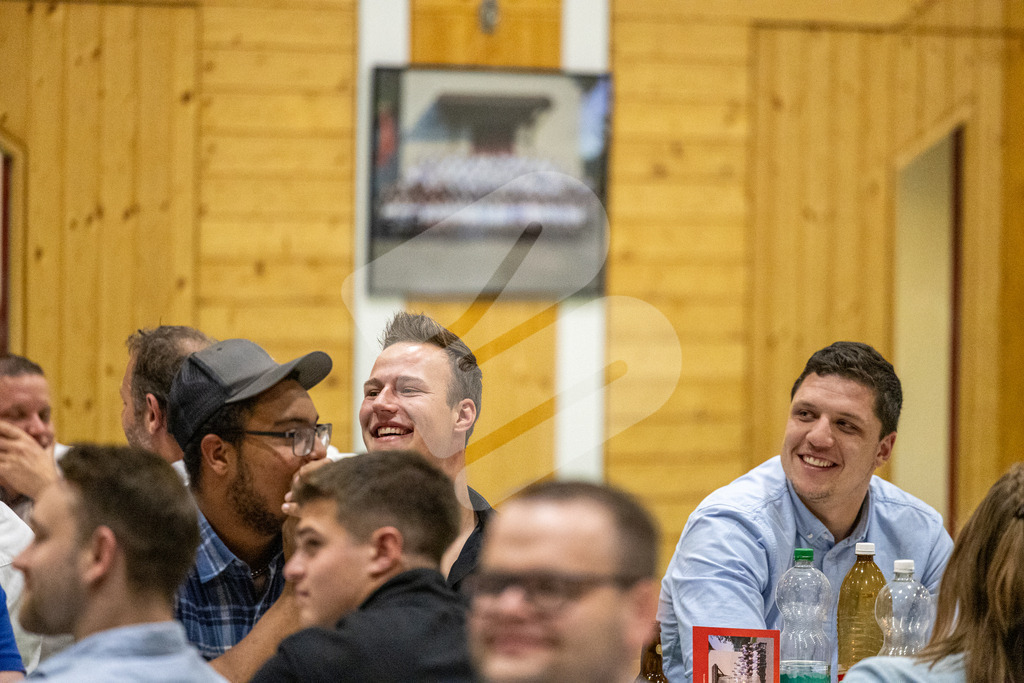 SKE100J_4818 | Die Schwinger des Schwyzer Kantonalen Schwingerverbandes: Fotos, die Dynamik und Leidenschaft festhalten, sowie emotionale Momente aus dem traditionellen Schwingsport zeigen. - Realisiert mit Pictrs.com
