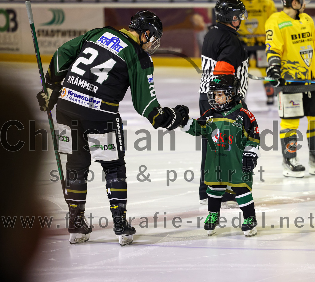 2022-11-20_007_TSV_Erding_gegen_ERSC_Amberg | Erding, Deutschland, 20.11.2022:
Eishockey, Bayernliga 2022 / 2023, 15. Spieltag, TSV Erding gegen ERSC Amberg, Endergebnis: 5:1

Lukas Krämmer (Erding Gladiators, #24)

Foto: Christian Riedel / fotografie-riedel.net