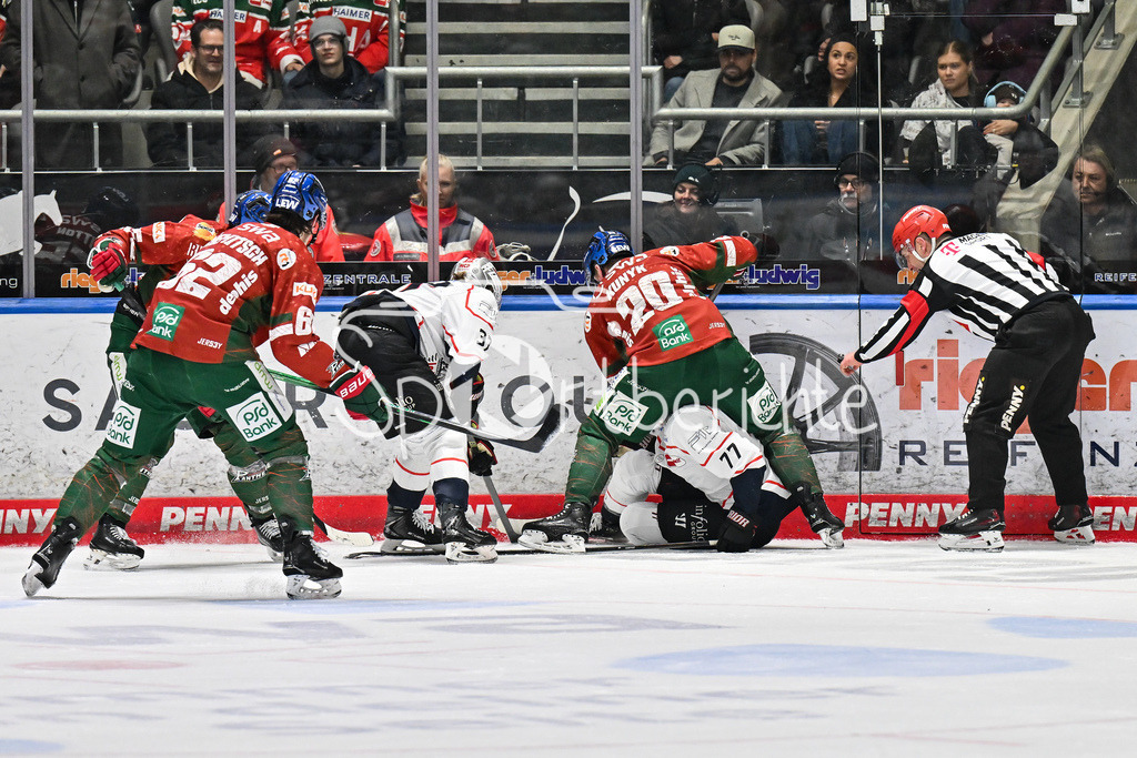 Augsburger Panther - Nürnberg Ice Tigers | AUGSBURG, GERMANY - 23. DECEMBER: im Duell Cody KUNYK (Augsburger Panther 20) und Will GRABER (Nürnberg Ice Tigers 77) während dem Match zwischen den Augsburger Panthern und den Nürnberg Ice Tigers am 31. Spieltag der Penny DEL im Curt Frenzel Stadion